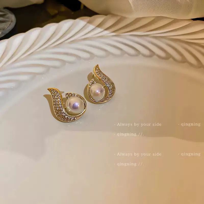 Pearl Elegance Crystal Stud Earrings