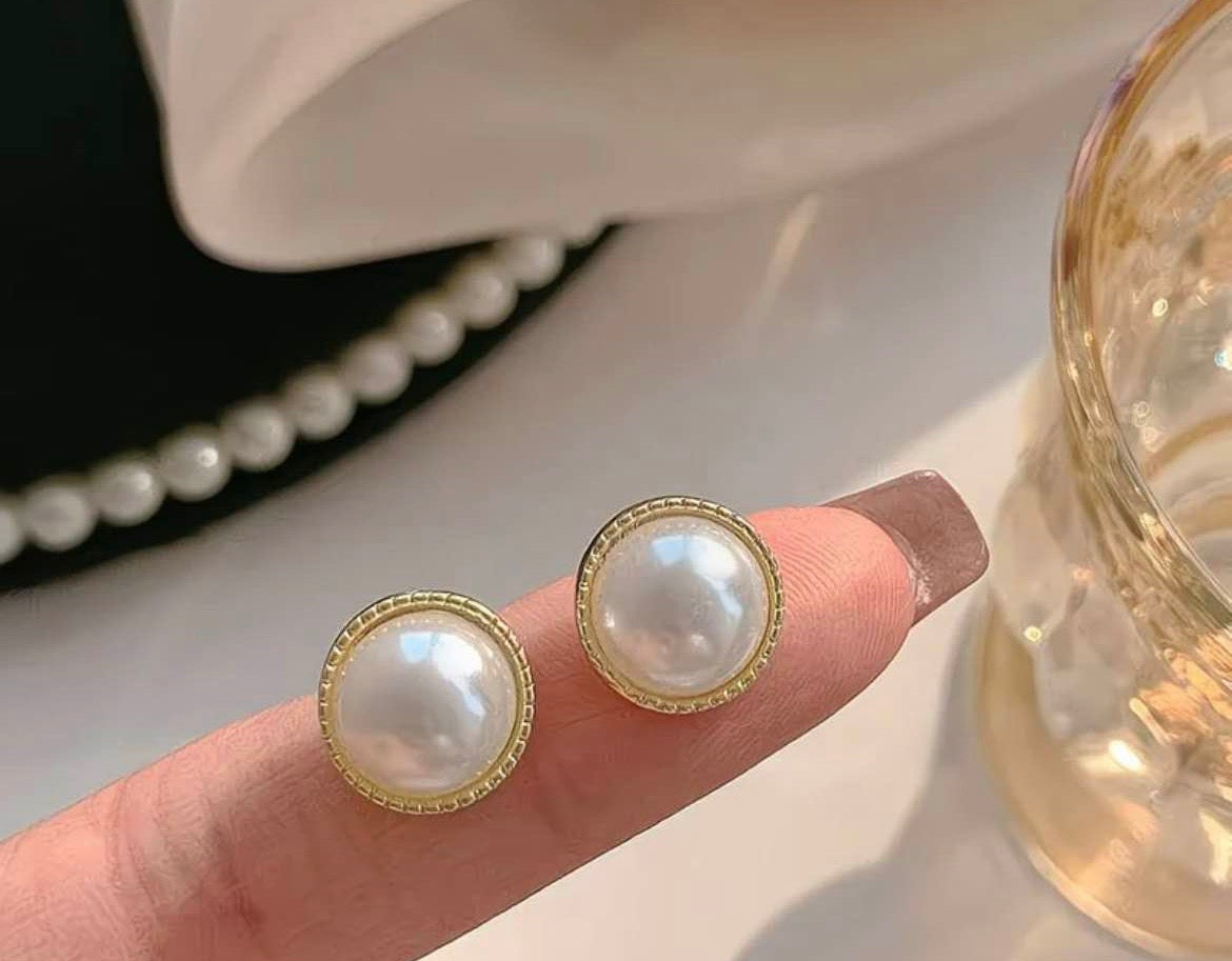 Royal Victoria Oval Pearl Earrings