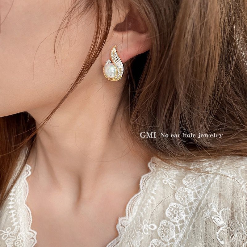 Pearl Elegance Crystal Stud Earrings