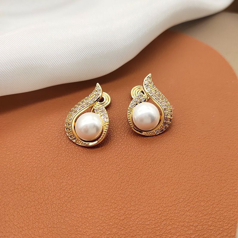 Pearl Elegance Crystal Stud Earrings