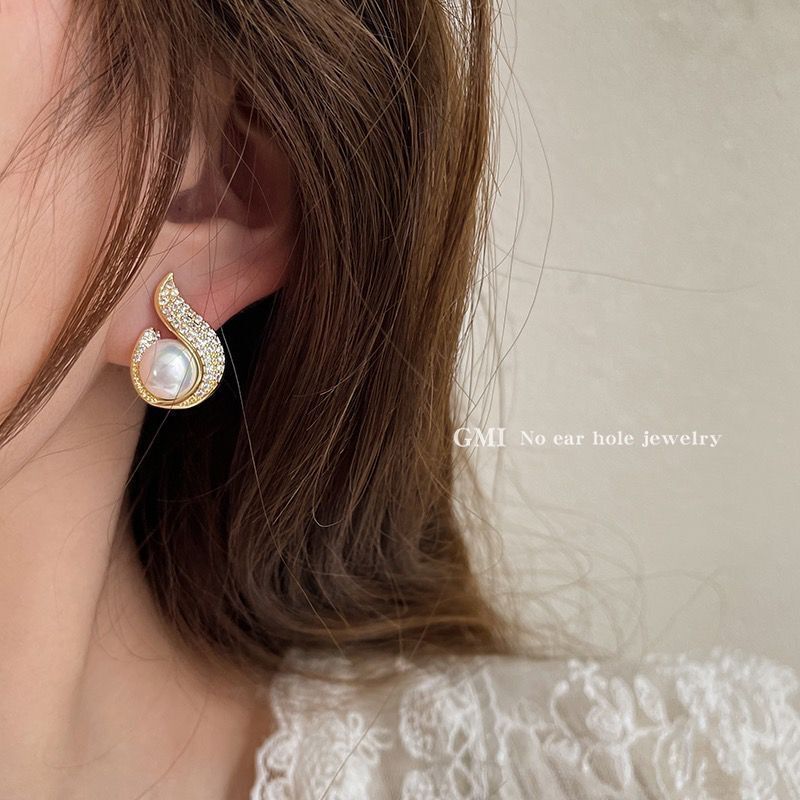 Pearl Elegance Crystal Stud Earrings