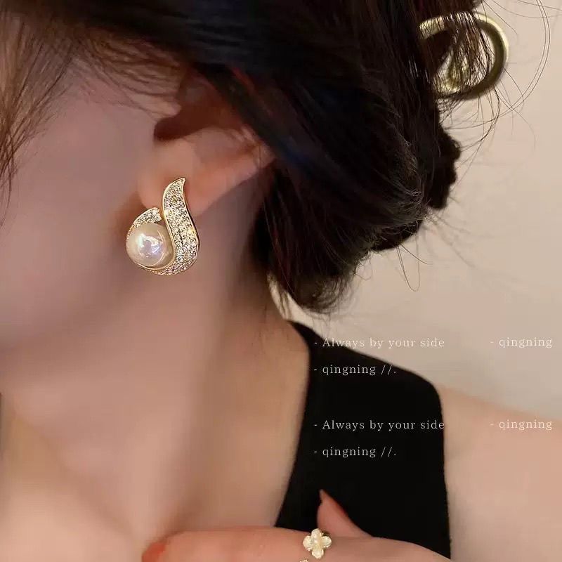 Pearl Elegance Crystal Stud Earrings